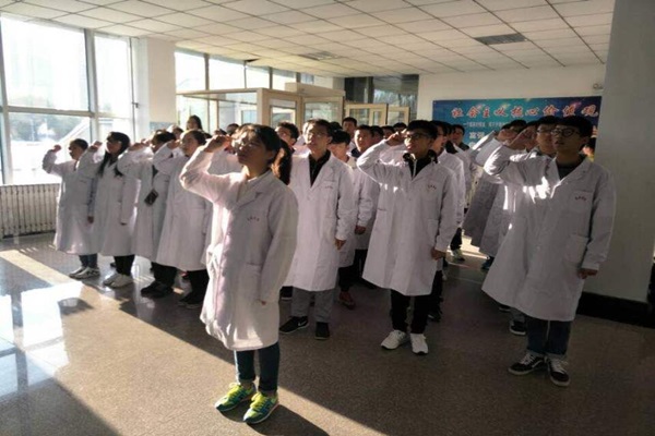 病理学院开展“健康所系、性命所托”医学生宣誓活动