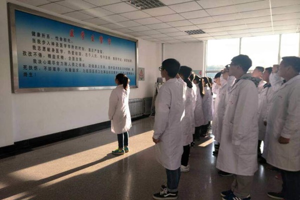 病理学院开展“健康所系、性命所托”医学生宣誓活动