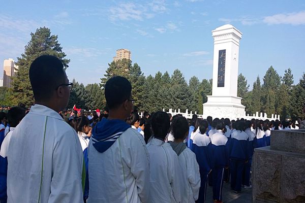 病理学院学生到烈士陵园缅怀先烈